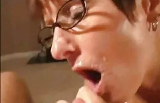 XXX Anak itu menuangkan pil tidur ke dalam teh ibunya, dan video xxx gendut setelah tubuhnya.