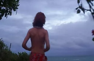 XXX Sandy cari tempat di pohon, lalu dia melepas pakaiannya bokap gendut di jalanan.