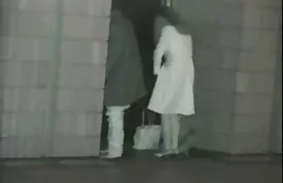 XXX Gadis-gadis Rusia menyerah untuk kantor di taman kota. bokep ibu gendut