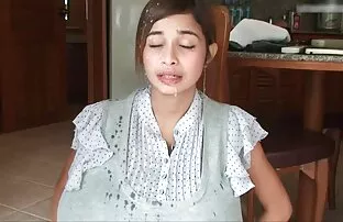 XXX Blowjob romantis dari ayam surfer di bokep om gendut kamar mandi dekat laut.