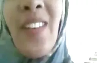 XXX Larry menunjukkan pantat imut nya di kursi roda. bokep gendut hamil