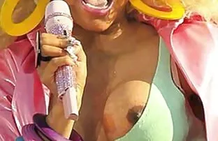 XXX Pixie telanjang sambil berbaring di bokep om gendut sofa.