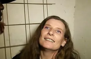 XXX Seorang gadis menari di depan a video sex wanita gemuk cantik di satu tangan.